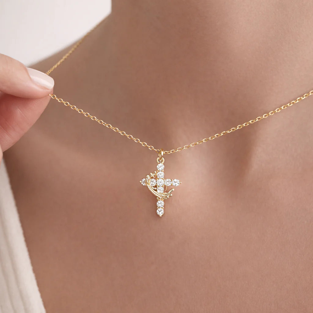 Collar Cruz & Corona - Elegancia con Significado