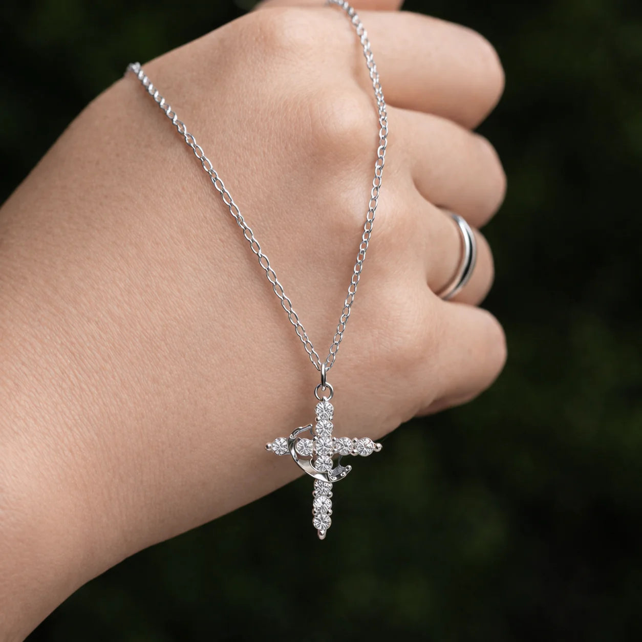 Collar Cruz & Corona - Elegancia con Significado